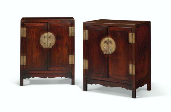 A RARE PAIR OF SMALL HUANGHUALI SQUARE-CORNER KANG CABINETS - фото 3