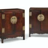 A RARE PAIR OF SMALL HUANGHUALI SQUARE-CORNER KANG CABINETS - фото 4