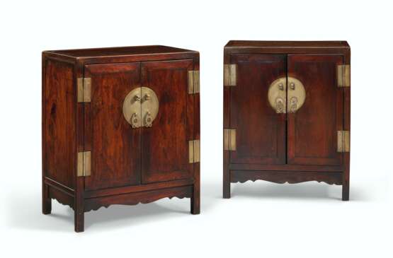A RARE PAIR OF SMALL HUANGHUALI SQUARE-CORNER KANG CABINETS - Foto 4