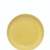 AN IMPERIAL YELLOW-GLAZED DISH - фото 1