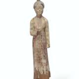 A RARE PAINTED WOOD FIGURE OF A COURT LADY - фото 1