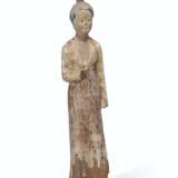A RARE PAINTED WOOD FIGURE OF A COURT LADY - фото 2