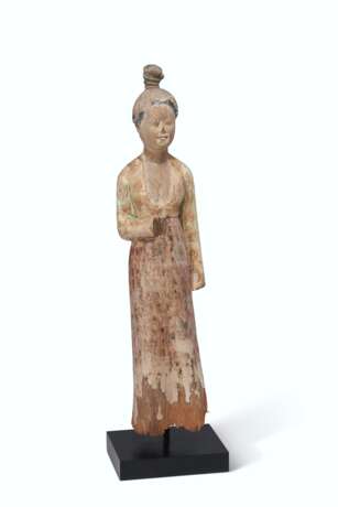 A RARE PAINTED WOOD FIGURE OF A COURT LADY - Foto 2