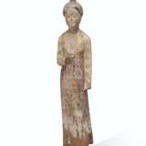 A RARE PAINTED WOOD FIGURE OF A COURT LADY - photo 3