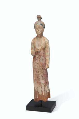 A RARE PAINTED WOOD FIGURE OF A COURT LADY - Foto 3