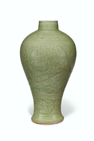 A CARVED LONGQUAN CELADON VASE, MEIPING - Foto 1