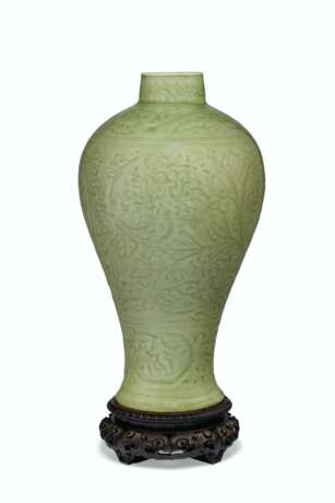 A CARVED LONGQUAN CELADON VASE, MEIPING - Foto 2
