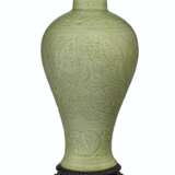 A CARVED LONGQUAN CELADON VASE, MEIPING - Foto 2