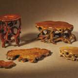 FOUR CARVED WOOD AND BAMBOO ROOT-FORM STANDS - Foto 1