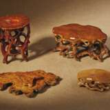 FOUR CARVED WOOD AND BAMBOO ROOT-FORM STANDS - Foto 2