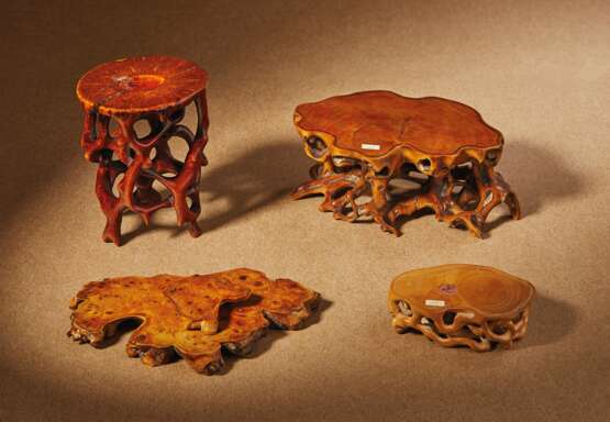 FOUR CARVED WOOD AND BAMBOO ROOT-FORM STANDS - Foto 2