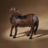 A RARE SMALL CARVED ZITAN FIGURE OF A HORSE - фото 1
