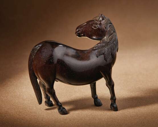 A RARE SMALL CARVED ZITAN FIGURE OF A HORSE - photo 2