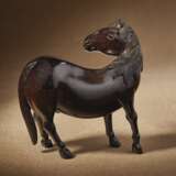 A RARE SMALL CARVED ZITAN FIGURE OF A HORSE - фото 2