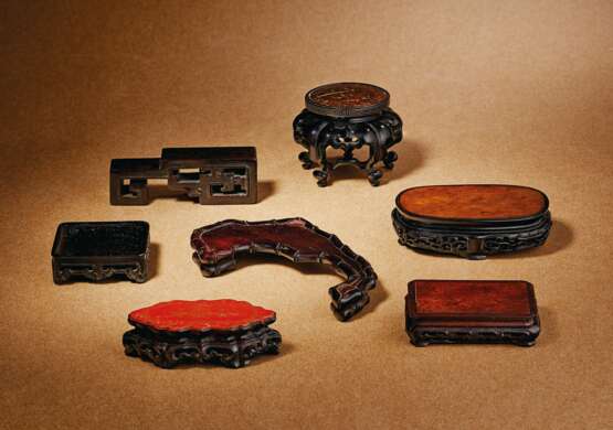 A GROUP OF SEVEN ELABORATELY CARVED WOOD STANDS - Foto 1