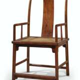 A PAIR OF HUANGHUALI `SOUTHERN OFFICIAL`S HAT` ARMCHAIRS - Foto 3