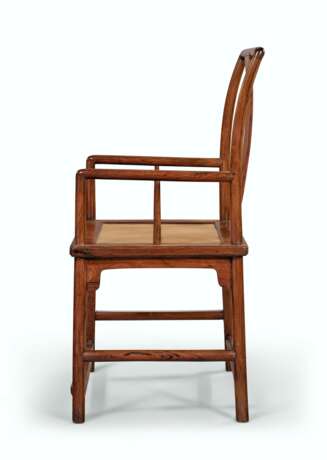 A PAIR OF HUANGHUALI `SOUTHERN OFFICIAL`S HAT` ARMCHAIRS - Foto 4