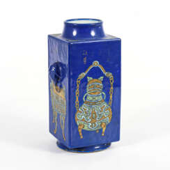 Quadratische Vase mit blauem Fond