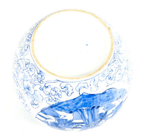 Kugeliges Deckelgefäß mit Blaumalerei - photo 6