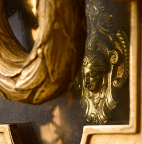 Große Bronze-Carteluhr im Louis Seize-Stil - Foto 5