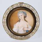 Erotica-Miniatur: Dame mit entblößter Brust - Foto 1