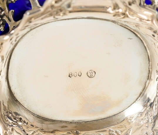 Silberner Henkelkorb mit Kobaltglaseinsatz - фото 3