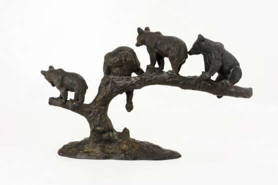 Vier Jungbären auf einem Baum - photo 3
