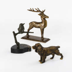 3 jagdliche Bronzen: Hirsch, Hund sowie Vogel auf einem Ast