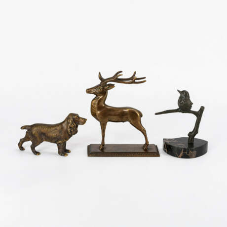 3 jagdliche Bronzen: Hirsch, Hund sowie Vogel auf einem Ast - фото 2