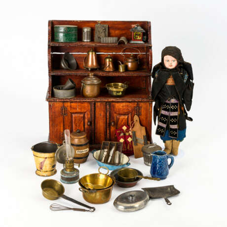 Küchenschrank, Zubehör und Puppe in Tracht - Foto 1