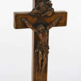 Reliquienkreuz mit Schnitzfiguren - photo 3