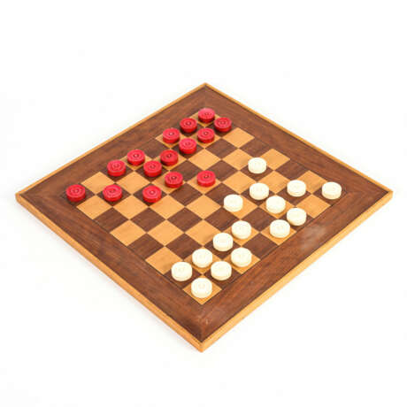 Backgammon-Spielsteine in Schatulle und Schachbrett - фото 1