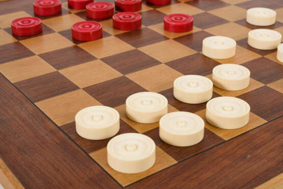 Backgammon-Spielsteine in Schatulle und Schachbrett - photo 2