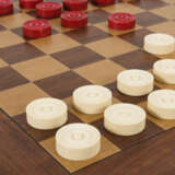 Backgammon-Spielsteine in Schatulle und Schachbrett - Foto 2