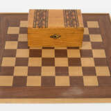 Backgammon-Spielsteine in Schatulle und Schachbrett - Foto 3
