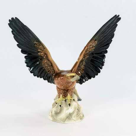 Adler mit ausgebreiteten Flügeln auf Sockel - фото 1