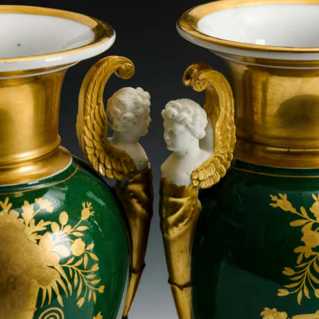2 Biedermeier-Vasen mit Genremalerei - photo 5