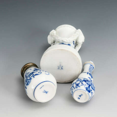 Flakon, Salzstreuer und Vase mit Blaumalerei - photo 2