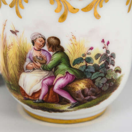 Tasse mit Watteaumalerei - photo 2