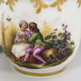 Tasse mit Watteaumalerei - photo 2