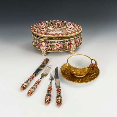 Schatulle, Tasse und Besteck mit Capodimontedekor - фото 1