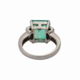 Ring mit Smaragd, ca. 5,29 ct und Diamanten - Foto 4