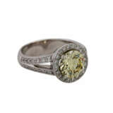 Ring mit Brillant ca. 2,3 ct Faint Greenish Yellow, - photo 1
