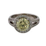 Ring mit Brillant ca. 2,3 ct Faint Greenish Yellow, - photo 2