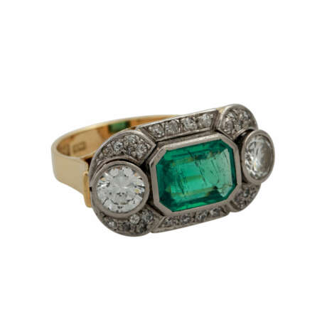 Ring mit Smaragd flankiert von 2 Diamanten zusammen ca. 1,4 ct - photo 1