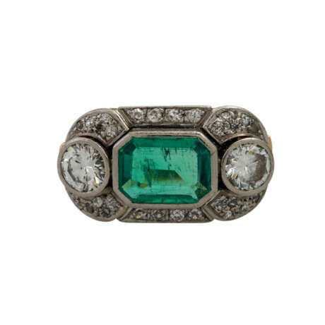 Ring mit Smaragd flankiert von 2 Diamanten zusammen ca. 1,4 ct - Foto 2