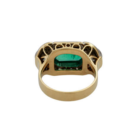 Ring mit Smaragd flankiert von 2 Diamanten zusammen ca. 1,4 ct - фото 4