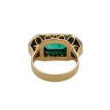 Ring mit Smaragd flankiert von 2 Diamanten zusammen ca. 1,4 ct - фото 4