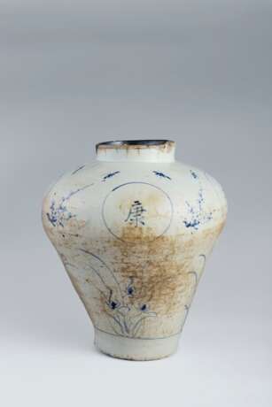 A BLUE-AND-WHITE PORCELAIN JAR WITH AUTUMN GRASSES - Foto 1