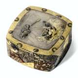 A SOFT-METAL-INLAID BOX AND COVER - Foto 2